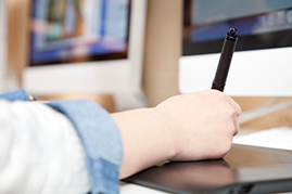 ペンタブで作業している人の手