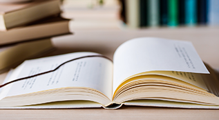 開いている分厚い書籍