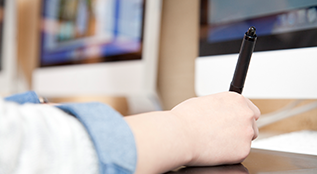 ペンタブで作業している人の手