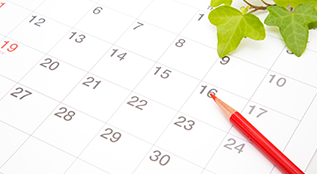 カレンダーと赤えんぴつ