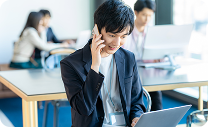 電話対応する若い男性