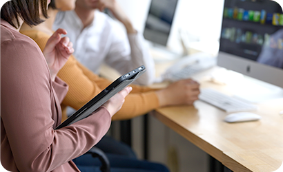 パソコンを見る女性