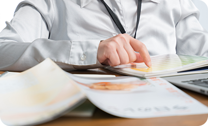 本の中身を確認する人