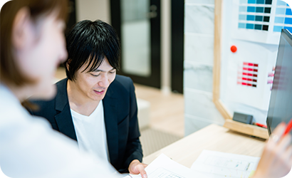 仕事のやり取りをする男女